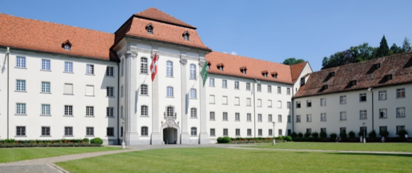 Klosterplatz mit Blick auf das Regierungsgebäude
