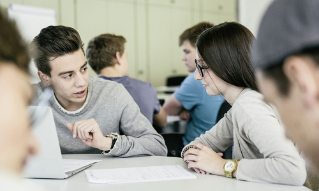 Schüler hilft Mitschülerin