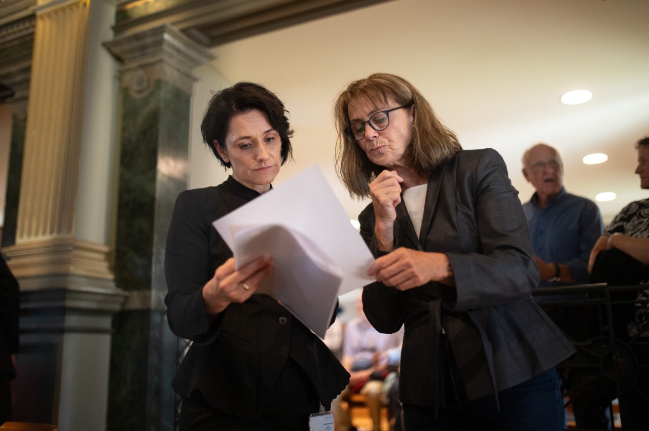 Bilaterale Gespräche zwischen Kantonsrätinnen Isabel Schorer-St.Gallen und Brigitte Pool-Uznach