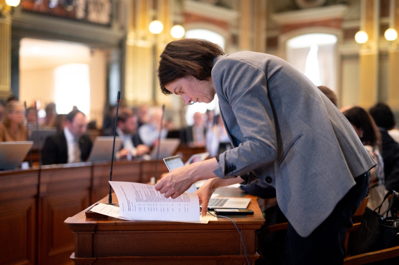 Regierungsrätin  Bettina Surber studiert die Tagesordnung
