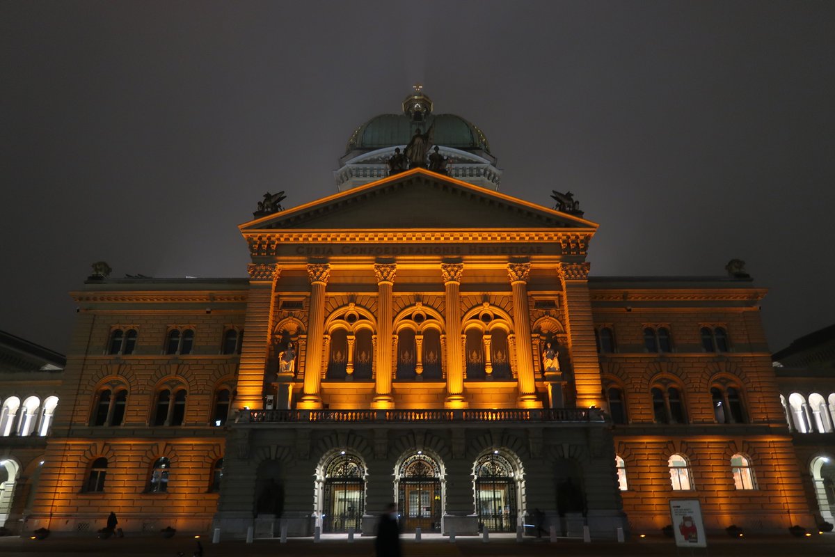 Bundeshaus Bern Orange beleuchtet