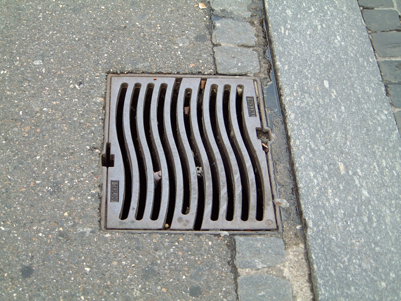 Strassenabwasser_Schacht.jpg