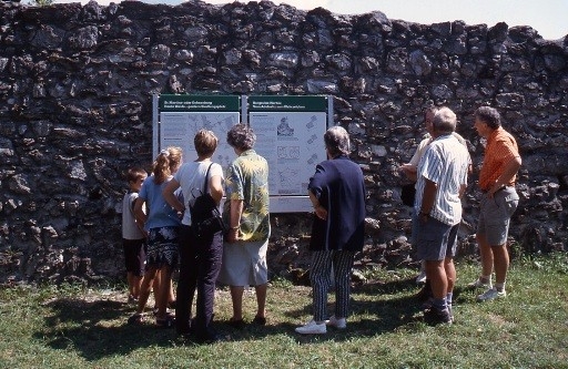 Archäologische Informationstafeln auf der Burg Wartau