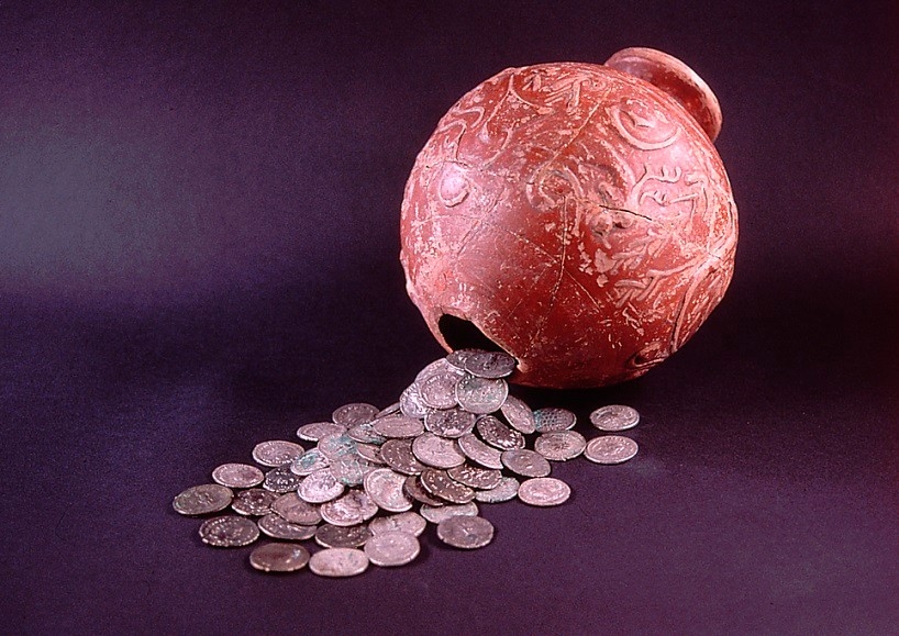 Der römische Münztopf von Oberriet mit einem kleinen Teil der römischen Silbermünzen