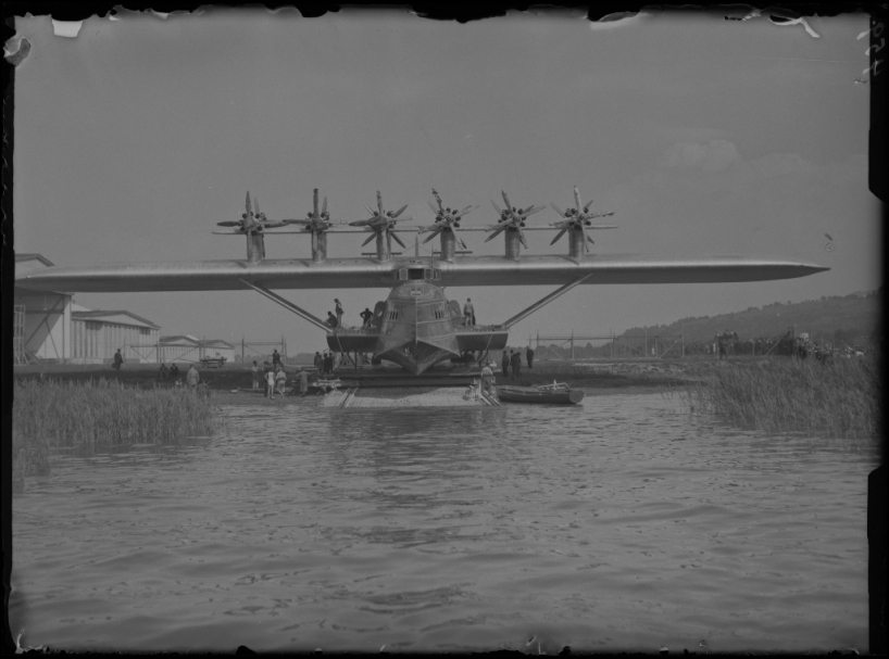 Die DO-X am Tag ihres Erstflugs, dem 12. Juli 1929 vor den Werfthallen in Altenrhein; Foto: Karl Alfred Ziegler, Werkfotograf; StASG W 241/3.00459