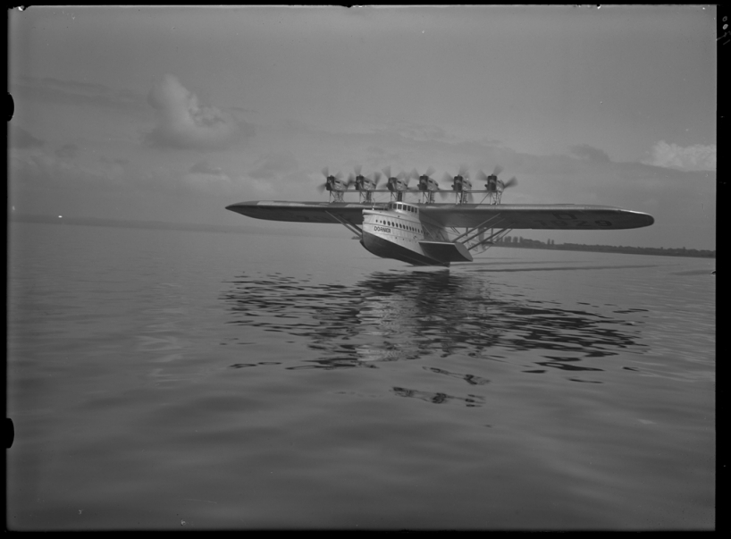 Die DO-X bei einem ihrer Flüge über dem Bodensee kurz nach dem Start; Foto: Karl Alfred Ziegler, Werkfotograf; StASG W 241/3.01700