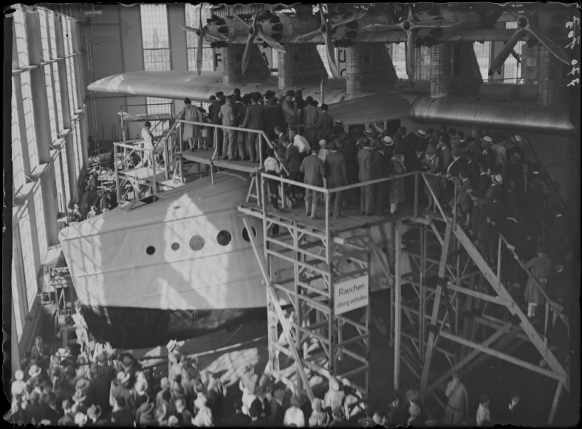 Flugtage in Altenrhein vom 24./25. August 1929: Besucherandrang in der Werfthalle; Foto: Karl Alfred Ziegler, Werkfotograf; StASG W 241/3.00770