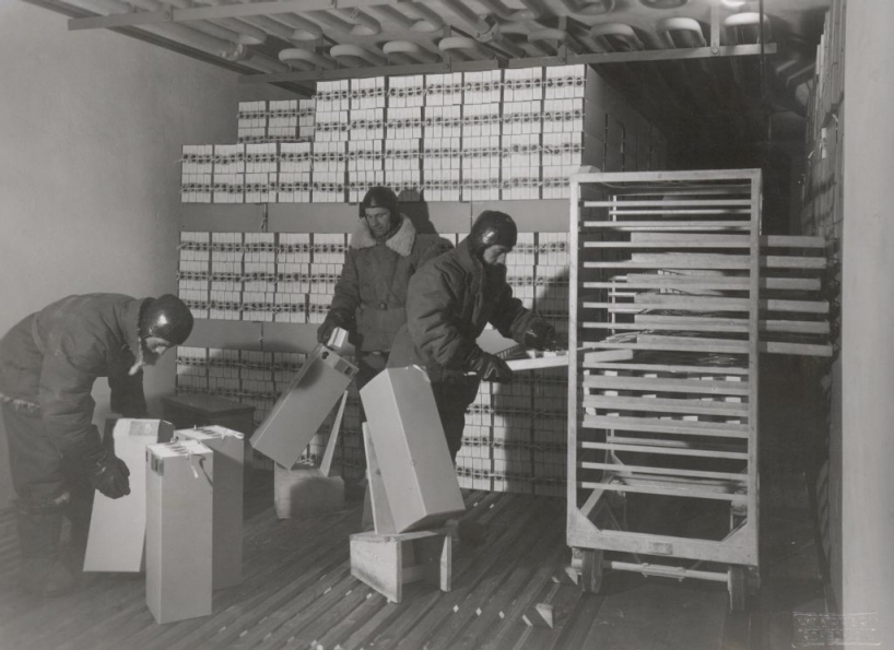 Keine Bomber-Besatzung, sondern coole Frisco-Männer im Tiefkühlraum (ca. 1960)