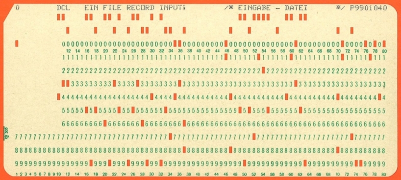 Bild einer Lochkarte, hier mit orangem Hintergrund, damit die Löcher besser erkennbar sind