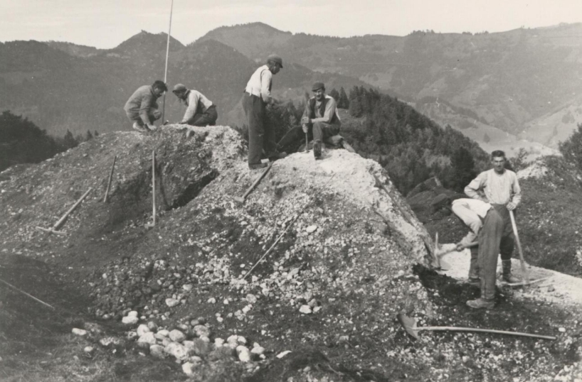 Wegbau im Gebiet Hugenälpli-Älpli, Gemeinde Mosnang, ca. 1932. Die Ausführung der Arbeiten erfolgte durch Insassen der Zwangsarbeitsanstalt Bitzi, hier vermutlich beim Abbau von Schotter (ZMA 017/060)