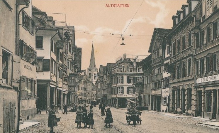 Altstätten: Marktgasse mit Kindern, links Bazar Zünd-Zahner, rechts W. Züllig, Konditorei, im Hintergrund evangelische Kirche, 1914 (StASG W 238/03.08-46)