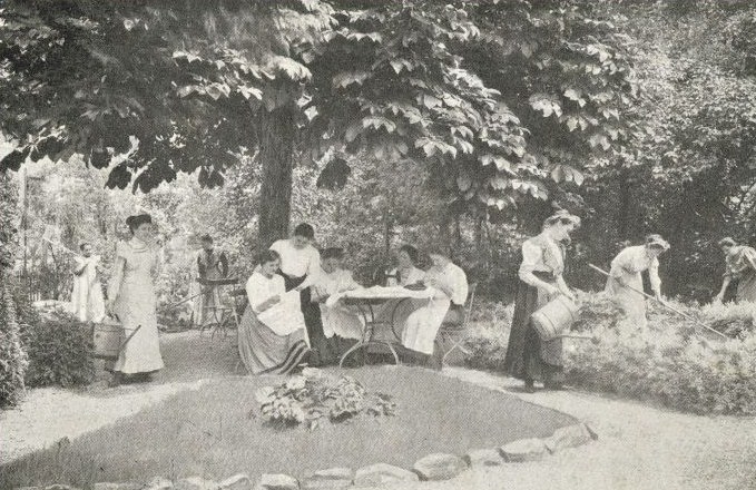St.Gallen: Haushaltungsschule, Schülerinnen bei der Gartenarbeit und beim Nähen, 1915 (StASG ZMA 18/01.07- 24)