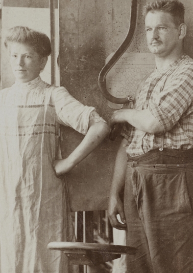 Schifflisticker und "Nachschauerin" (oder Schifflifüllerin), um 1910. Bildquelle: StASG W 238/10.00-03