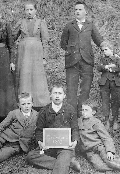 Schülerinnen und Schüler der Gesamtschule Quinten, 1903. Bildquelle: StASG S 005/023