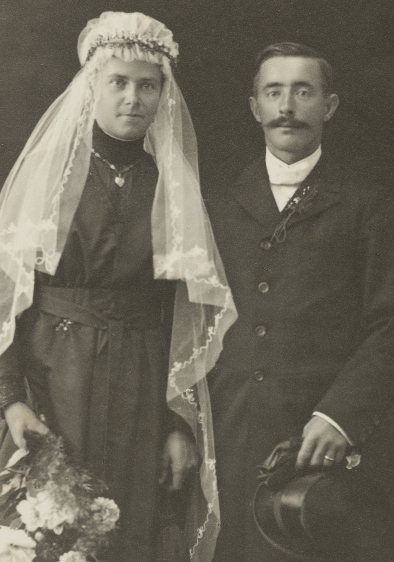 Hochzeitspaar aus Waldkirch, um 1900. Bildquelle: StASG W 300/4.4-41