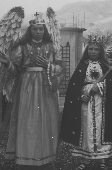 Als Christkind und Engel verkleidete Mädchen, um 1900. Bildquelle: StASG A 558/9.4.37