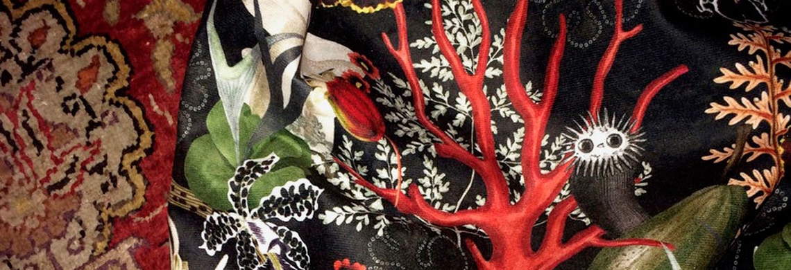 Vorhangstoff von Annina Arter. Die Künstlerin arbeitete vor einigen Jahren in der Atelierwohnung des Kantons in Rom.