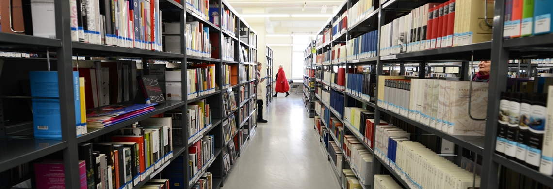 Bücherregale in der Bibliothek Hauptpost