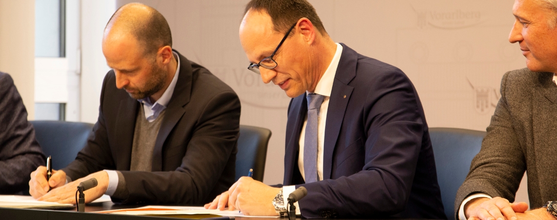 Regierungsrat Marc Mächler unterzeichnet die Charta Metropolitanraum Bodensee