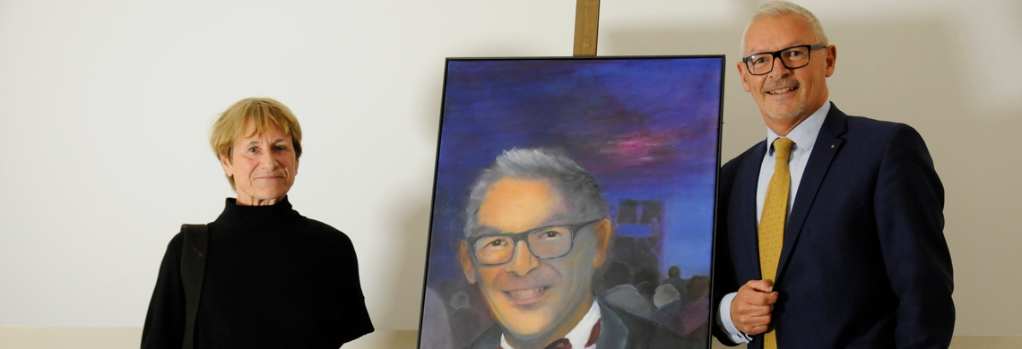 Regierungsrat Martin Kl&ouml;ti und die K&uuml;nstlerin Lisa Schmid enth&uuml;llen das Portr&auml;t von Martin Kl&ouml;ti f&uuml;r die Galerie der ehemaligen Regierungspr&auml;sidentinnen und -pr&auml;sidenten.