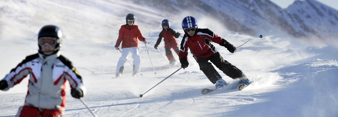 Kinder beim Skifahren im Toggenburg