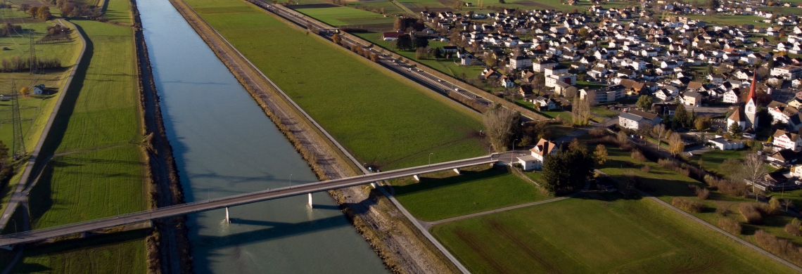 Symbolbild grenzüberschreitender Verkehr mit Brücke