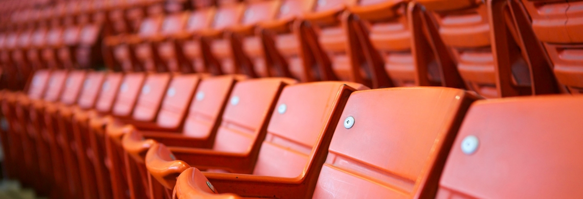 Leere Sitze in einem Stadion.