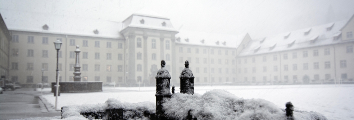 verschneiter klosterplatz