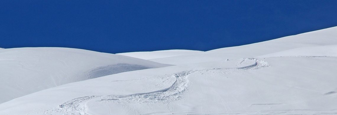 Snowboardspuren im Schnee