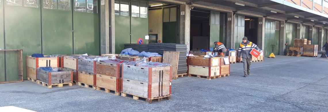 Paletten mit Hilfsgütern vor dem Zivilschutzgebäude