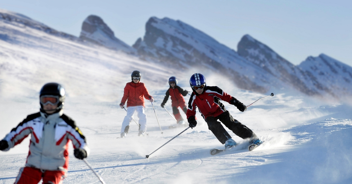 Kinder beim Skifahren