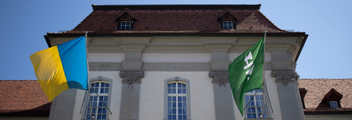 Ukraine-Flagge am Regierungsgebäude in St.Gallen
