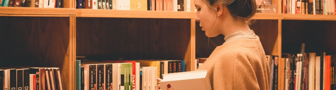 Symbolbild junge Frau in Bibliothek