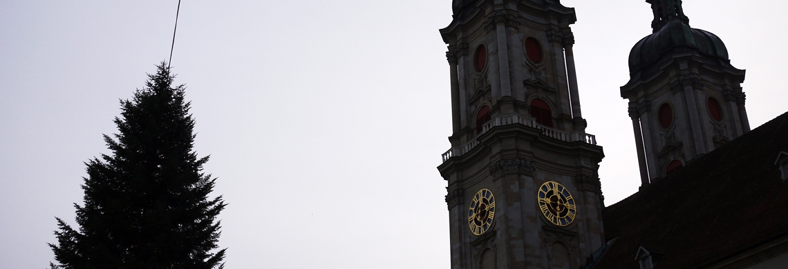 Christbaum in der Luft mit Klosterkirche im Hintergrund