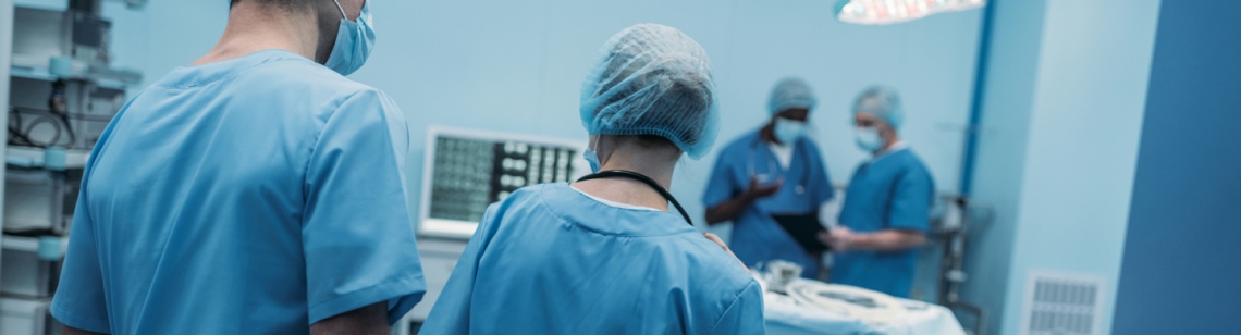 Symbolbild Spital; Chirurgen in einem Operationssaal