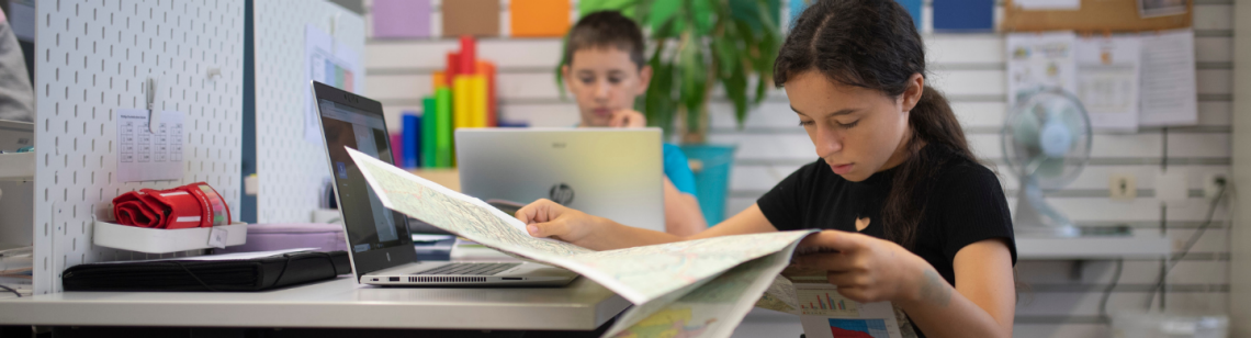 Schülerin und Schüler in einem Klassenzimmer