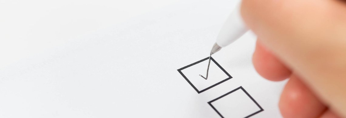 eine Hand kreuzt eine Box ab