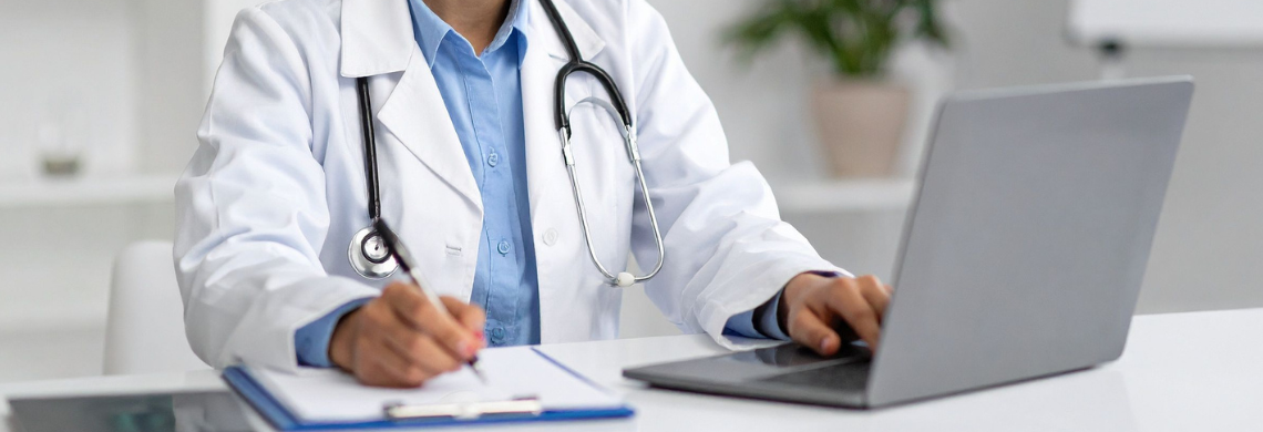 &Auml;rztin mit Notizblock und Notebook