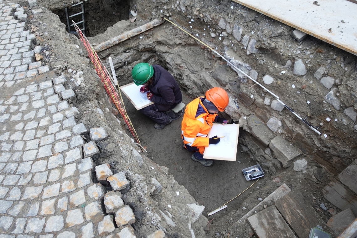 Archäologische Dokumentation im Leitungsgraben. Foto KASG