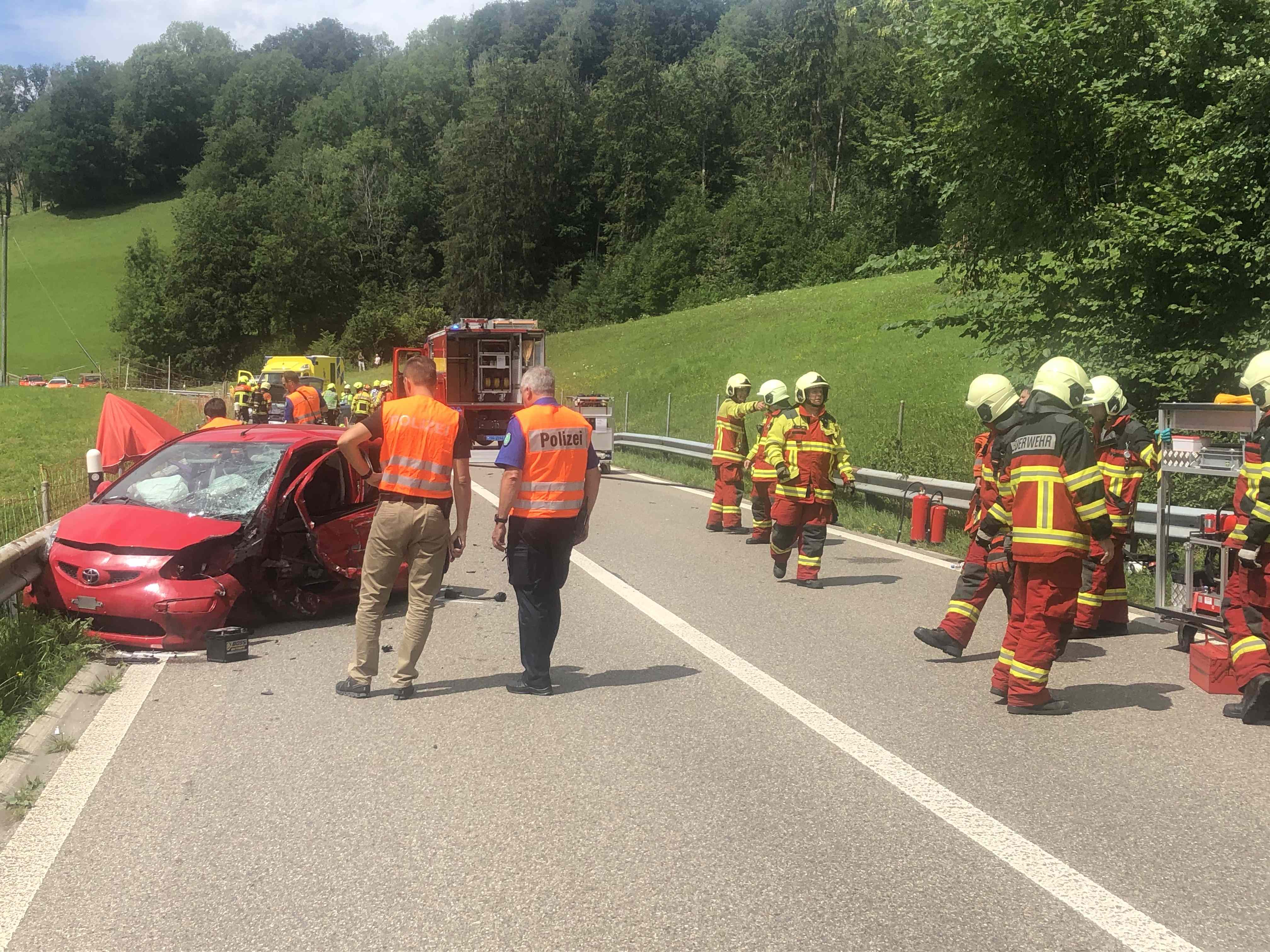 Ebnat-Kappel: Sieben verletzte Personen bei Frontalkollision von drei