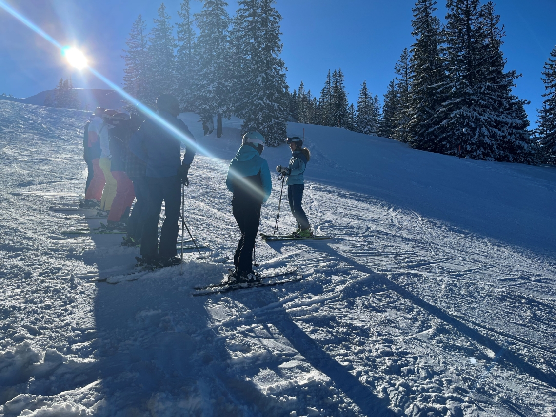 Schneesportgruppe beim Unterricht