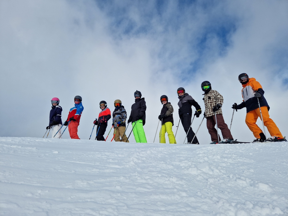Gruppe Skifahrer:innen