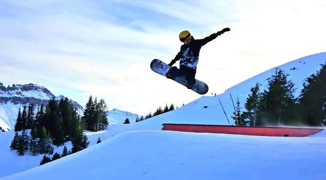 Snowboarder bei Sprung