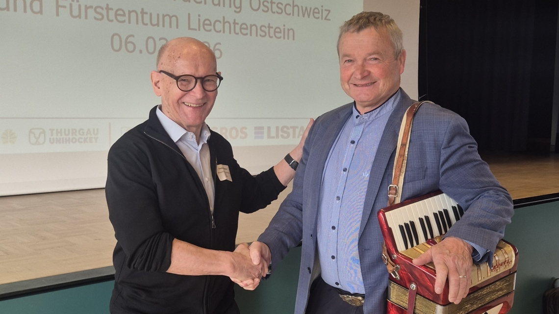 Stabsübergabe von Hans Höhener (links) an Fredi Stricker (rechts)