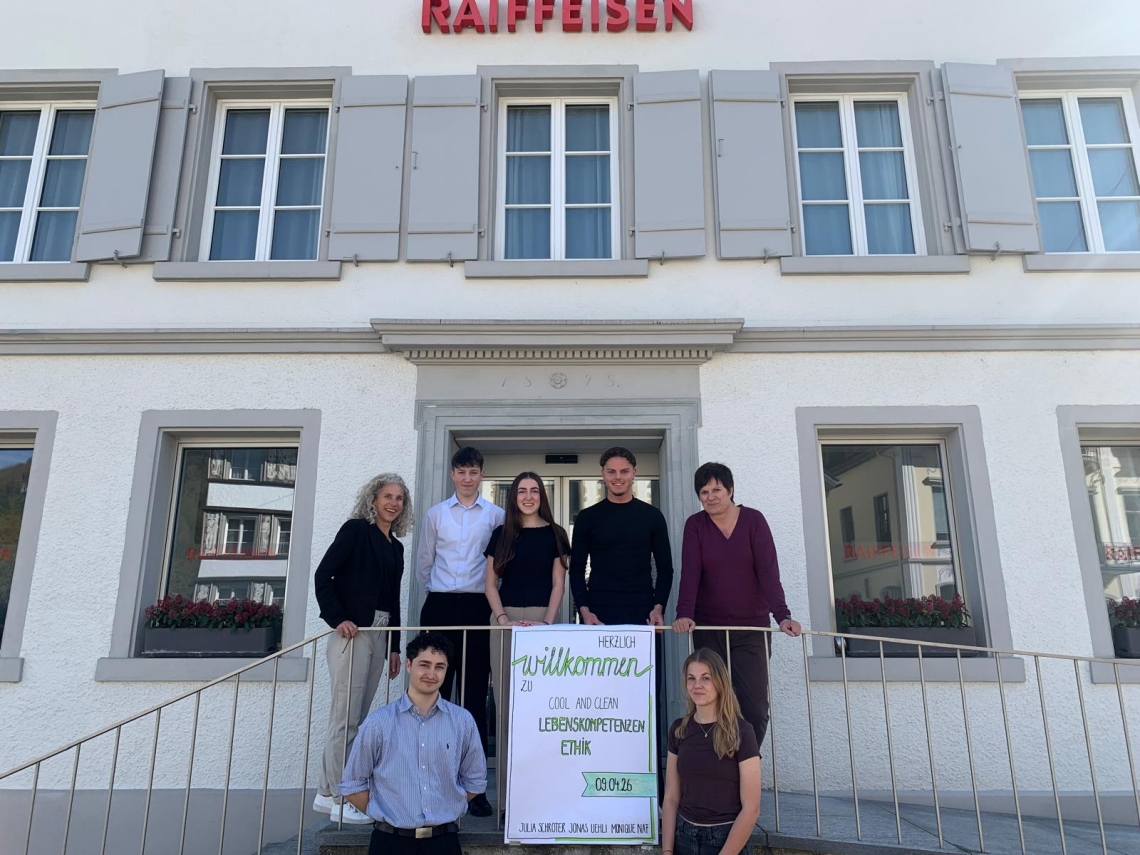 Team vor der Raiffeisenbank