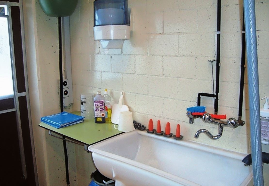 Sauberes und irdentliches Milchzimmer mit vorbildlich ausgerüsteter Handwaschgelegenheit.